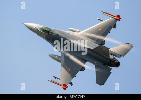 FLORENNES, Belgio - giu 15, 2017: belga Air Force General Dynamics F16 Fighting Falcon jet da combattimento aereo in volo. Foto Stock