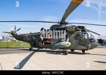Berlino, Germania - Apr 27, 2018: Marina Militare Tedesca Sikorsky Sea King Salvataggio in elicottero dal MFG-5 su display a Berlino ILA Air Show. Foto Stock