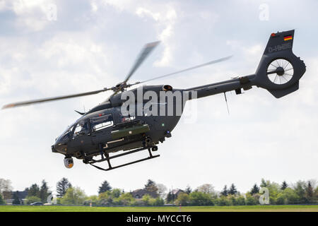 Berlino - Apr 27, 2018: nuovo Airbus H145M elicotteri militari in volo a Berlino ILA Air Show. Foto Stock