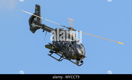 Berlino - Apr 27, 2018: nuovo Airbus H145M elicotteri militari in volo a Berlino ILA Air Show. Foto Stock