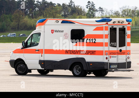 Berlino, Germania - Apr 27, 2018: Malteser mediche di emergenza ambulanza del veicolo in servizio all'aeroporto Berlin-Schonefeld. Foto Stock