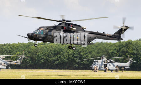 GILZE-Rijen, Paesi Bassi - 30 Maggio 2018: Forza Aerea Italiana HH-101A militari di ricerca e salvataggio in elicottero in partenza da Gilze-Rijen airbase. Foto Stock