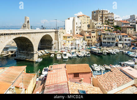 Marseille, Francia - 19 Maggio 2018: vista del piccolo porto di pesca del Vallon des Auffes che mostra le barche, cabanons e ponte stradale di Kennedy c Foto Stock