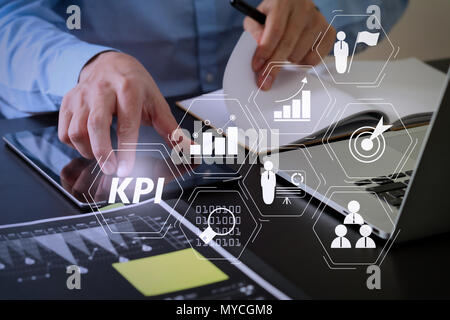 Indicatore di prestazioni chiave (KPI) workinng con la Business Intelligence (BI) metriche per misurare il conseguimento e la prevista destinazione.imprenditore lavora con sm Foto Stock