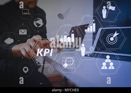 Indicatore di prestazioni chiave (KPI) workinng con la Business Intelligence (BI) metriche per misurare il conseguimento e la prevista destinazione.imprenditore lavora con sm Foto Stock