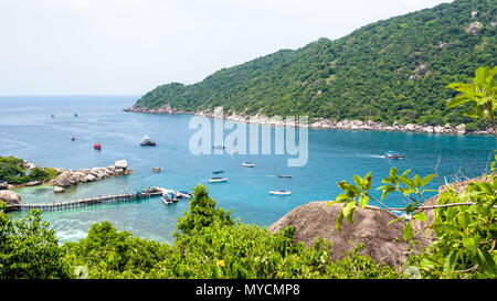 Alta Vista angolo splendido paesaggio naturale mare a Ko Tao e pier per la gita in barca a Koh Nang Yuan Island è una famosa attrazione turistica nel Golfo di Foto Stock