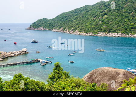 Alta Vista angolo splendido paesaggio naturale mare a Ko Tao e pier per la gita in barca a Koh Nang Yuan isola durante l'estate è una famosa attrazione turistica Foto Stock