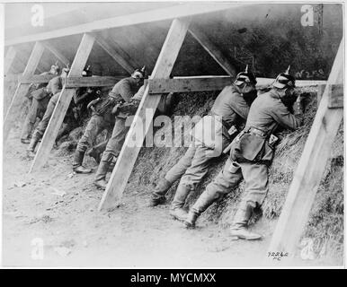 I tedeschi nei loro ben protetti trincee sulla frontiera belga che mostra gli uomini in atto di finalizzate alla loro nemico. 1917 - 1919 Foto Stock