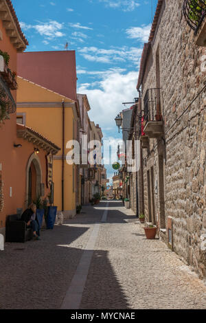 Strade di Olbia città vecchia, Sardegna Foto Stock