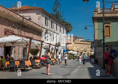 Strada turistica principale di Olbia città vecchia con i caffè e i ristoranti Sardegna Foto Stock