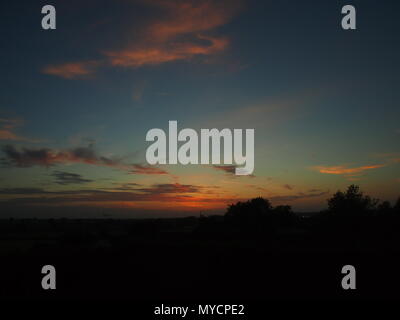 Sunset, Bedfordshire, Regno Unito, vicino a Milton Keynes, cielo blu Foto Stock