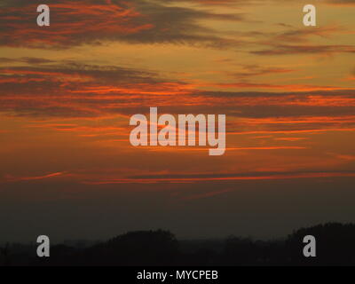 Sunset, Bedfordshire, Regno Unito, vicino a Milton Keynes, nuvole arancione Foto Stock