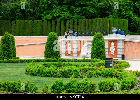 Giardini nel Parque del Buen Retiro, Madrid, Spagna. Maggio 2018 Foto Stock