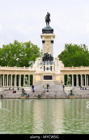 Il re Alfonso XII monumento e lago, Parque del Buen Retiro, Madrid, Spagna. Maggio 2018 Foto Stock