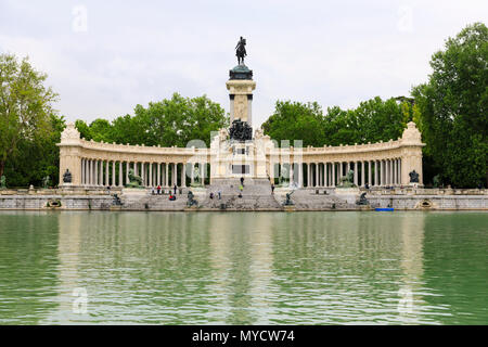 Il re Alfonso XII monumento e lago, Parque del Buen Retiro, Madrid, Spagna. Maggio 2018 Foto Stock