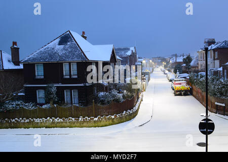 Una strada innevata di scena a Sandown sull'Isola di Wight raffiguranti insolitamente freddo per il mese di marzo nel Regno Unito. Foto Stock