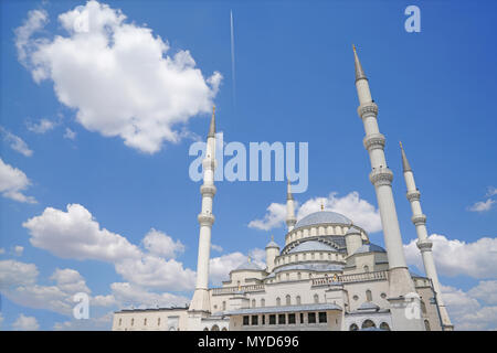 La Moschea di Kocatepe nel cielo blu sullo sfondo di Ankara Turchia Foto Stock