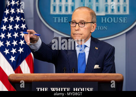 Briefing con la stampa sul G7 con Larry Kudlow, Direttore della nazionale degli Stati Uniti Consiglio economico, nella Casa Bianca Press Briefing Room alla Casa Bianca a Washington. Foto Stock