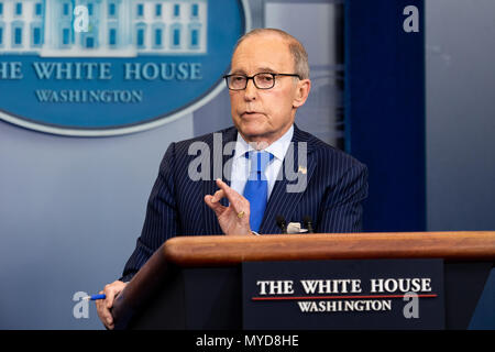 Briefing con la stampa sul G7 con Larry Kudlow, Direttore della nazionale degli Stati Uniti Consiglio economico, nella Casa Bianca Press Briefing Room alla Casa Bianca a Washington. Foto Stock