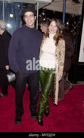 07 Dec 2000, Los Angeles, California, Stati Uniti d'America --- didascalia originale: Los Angeles, California: La premiere del cast di distanza si è tenuto presso il Westwood Village Theatre di Los Angeles. --- Image by © MichelB / USAChristina Applegate ha e Jonathan Schaech al Cast Away Premiere 240 Red Carpet Event, verticale, STATI UNITI D'AMERICA, industria cinematografica, celebrità, fotografia, Bestof, arte cultura e intrattenimento, Topix celebrità moda / Verticale, meglio di, evento nella vita di Hollywood - California, moquette rossa e dietro le quinte, USA, industria cinematografica, celebrità, movie celebrità, personaggi televisivi, musica celebrità, fotografia, Foto Stock