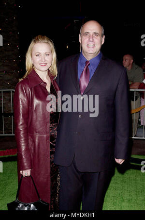 08 Nov 2000, Los Angeles, California, Stati Uniti d'America --- didascalia originale: Dott. Seuss' come il Grinch ha rubato il natale Premiere si è tenuto presso l'Anfiteatro universale a Los Angeles. --- Image by © . / USAJeffrey Tambor con moglie Red Carpet Event, verticale, STATI UNITI D'AMERICA, industria cinematografica, celebrità, fotografia, Bestof, arte cultura e intrattenimento, Topix celebrità moda / Verticale, meglio di, evento nella vita di Hollywood - California, moquette rossa e dietro le quinte, USA, industria cinematografica, celebrità, movie celebrità, personaggi televisivi, musica celebrità, fotografia, Bestof, arte cultura e intrattenimento, Topix, verti Foto Stock