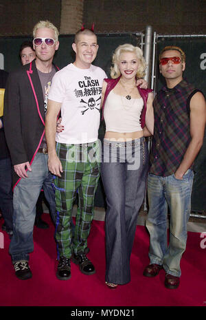 05 Dec 2000, Paradiso, Las Vegas, Nevada, Stati Uniti d'America --- didascalia originale: il 2000 Billboard Music Awards si è tenuto presso la MGM di Las Vegas. --- Image by © . / USANo il dubbio che pongono al MGM Music Awards con Eric Stefani, Gwen Stefani, tappeto rosso Evento, verticale, STATI UNITI D'AMERICA, industria cinematografica, celebrità, fotografia, Bestof, arte cultura e intrattenimento, Topix celebrità moda / Verticale, meglio di, evento nella vita di Hollywood - California, moquette rossa e dietro le quinte, USA, industria cinematografica, celebrità, movie celebrità, personaggi televisivi, musica celebrità, fotografia, Bestof, arte cultura e intrattenimento, Foto Stock