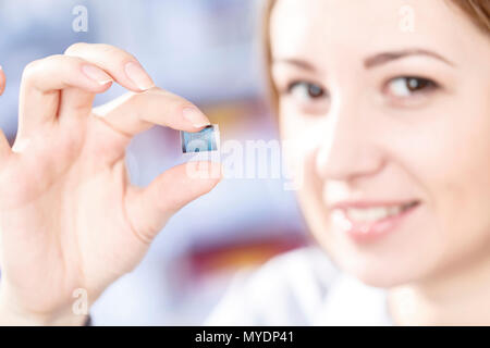 Esame tecnico di microchip nel laboratorio di microelettronica. Foto Stock