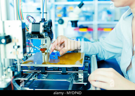 Tecnico utilizzando stampante 3d. Foto Stock