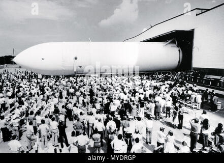 Il primo Space Shuttle serbatoio esterno (ET), la propulsione principale articolo di prova (MPTA), rotola fuori dalla linea di montaggio il 9 settembre 1977 a Michoud Assembly Facility di New Orleans, in Louisiana. Foto Stock