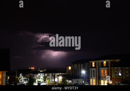 Il fulmine tempesta su case a Sandown Bay sull'Isola di Wight, Regno Unito. Foto Stock