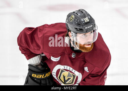 Las Vegas, NV, Stati Uniti d'America. Il 6 giugno, 2018. James Neal mostrato durante il Las Vegas cavalieri d'Oro Coppa Stanley pratica presso City National Arena in Summerlin, Nevada su Giugno 06, 2018. Credito: Damairs Carter/media/punzone Alamy Live News Foto Stock