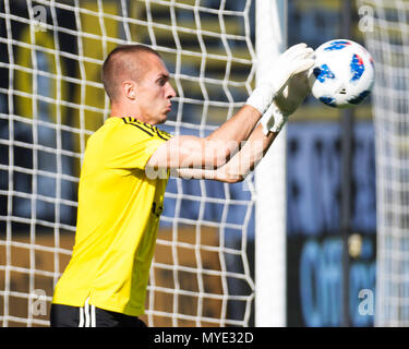 Columbus, Ohio, Stati Uniti d'America. 6 giugno 2018: Columbus Crew SC portiere Logan Ketterer (30) rende il salvare durante il warm up prima di affrontare la Chicago in Columbus, OH. Brent Clark/Alamy Live News Foto Stock