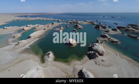 Qinghai, Qinghai, Cina. Il 7 giugno, 2018. Qinghai, Cina-6Giugno 2018: scenario delle "mille isole lago' al bacino di Qaidam nel nord-ovest della Cina di Qinghai. Credito: SIPA Asia/ZUMA filo/Alamy Live News Foto Stock