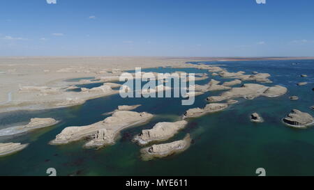 Qinghai, Qinghai, Cina. Il 7 giugno, 2018. Qinghai, Cina-6Giugno 2018: scenario delle "mille isole lago' al bacino di Qaidam nel nord-ovest della Cina di Qinghai. Credito: SIPA Asia/ZUMA filo/Alamy Live News Foto Stock