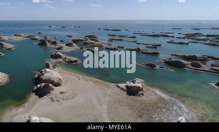 Qinghai, Qinghai, Cina. Il 7 giugno, 2018. Qinghai, Cina-6Giugno 2018: scenario delle "mille isole lago' al bacino di Qaidam nel nord-ovest della Cina di Qinghai. Credito: SIPA Asia/ZUMA filo/Alamy Live News Foto Stock