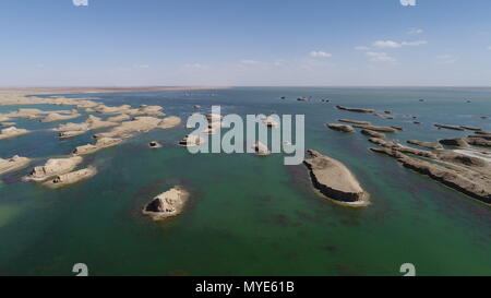 Qinghai, Qinghai, Cina. Il 7 giugno, 2018. Qinghai, Cina-6Giugno 2018: scenario delle "mille isole lago' al bacino di Qaidam nel nord-ovest della Cina di Qinghai. Credito: SIPA Asia/ZUMA filo/Alamy Live News Foto Stock