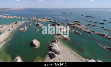 Qinghai, Qinghai, Cina. Il 7 giugno, 2018. Qinghai, Cina-6Giugno 2018: scenario delle "mille isole lago' al bacino di Qaidam nel nord-ovest della Cina di Qinghai. Credito: SIPA Asia/ZUMA filo/Alamy Live News Foto Stock