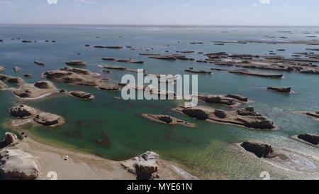 Qinghai, Qinghai, Cina. Il 7 giugno, 2018. Qinghai, Cina-6Giugno 2018: scenario delle "mille isole lago' al bacino di Qaidam nel nord-ovest della Cina di Qinghai. Credito: SIPA Asia/ZUMA filo/Alamy Live News Foto Stock