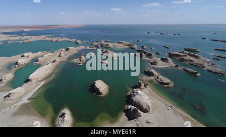 Qinghai, Qinghai, Cina. Il 7 giugno, 2018. Qinghai, Cina-6Giugno 2018: scenario delle "mille isole lago' al bacino di Qaidam nel nord-ovest della Cina di Qinghai. Credito: SIPA Asia/ZUMA filo/Alamy Live News Foto Stock