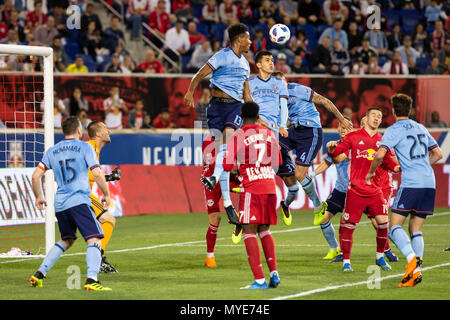 Harrison, New Jersey, USA. Il 6 giugno, 2018. I giocatori di NYCFC difendere durante il quarto round di Lamar Hunt US Open Cup partita contro la Red Bulls in Red Bull arena Red Bulls ha vinto 4 - 0 Credito: lev radin/Alamy Live News Foto Stock