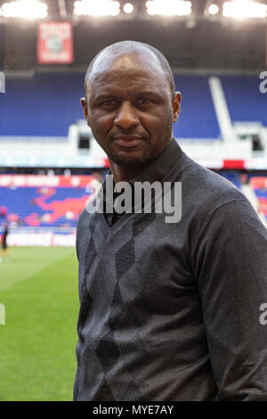 Harrison, New Jersey, USA. Il 6 giugno, 2018. Patrick Vieira pullman di NYCFC assiste 4. round di Lamar Hunt US Open Cup partita contro la Red Bulls in Red Bull arena Red Bulls ha vinto 4 - 0 Credito: lev radin/Alamy Live News Foto Stock