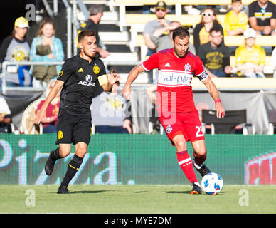 Columbus, Ohio, Stati Uniti d'America. 6 giugno 2018: Chicago Fire in avanti Nemanja Nikolic (23) fightsfor la sfera contro Columbus Crew SC centrocampista Hector Jimenez (16) a Columbus, OH, Stati Uniti d'America. Brent Clark/Alamy Live News Foto Stock