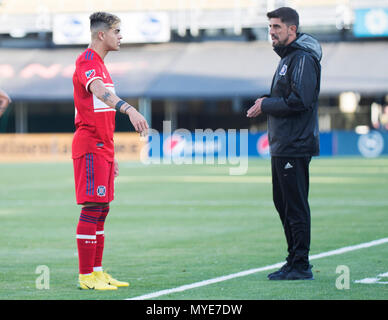 Columbus, Ohio, Stati Uniti d'America. 6 giugno 2018: Chicago Fire head coach Veljko PAUNOVIC nd Chicago Fire in avanti Diego Campos (17) durante la partita contro il Columbus Crew SC in Columbus, OH, Stati Uniti d'America. Brent Clark/Alamy Live News Foto Stock