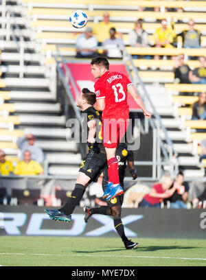 Columbus, Ohio, Stati Uniti d'America. 6 giugno 2018: Chicago Fire centrocampista Brandt Bronico (13) ins la testata contro Columbus Crew SC centrocampista Luis Argudo (26) a Columbus, OH, Stati Uniti d'America. Brent Clark/Alamy Live News Foto Stock