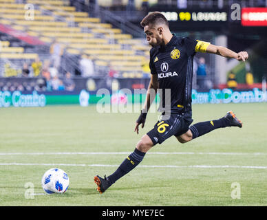 Columbus, Ohio, Stati Uniti d'America. 6 giugno 2018: Columbus Crew SC centrocampista Hector Jimenez (16) prende un colpo durante rigori a Lamar Hunt Open Cup in Columbus, OH, Stati Uniti d'America. Brent Clark/Alamy Live News Foto Stock