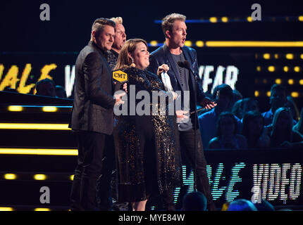 Nashville, TN, Stati Uniti d'America. Il 6 giugno, 2018. 06 Giugno 2018 - Nashville, Tennessee - Chrissy Metz, Joe Don Rooney, Jay DeMarcus, Gary LeVox, Rascal Flatts. 2018 CMT Music Awards tenutosi presso la Bridgestone Arena. Photo credit: Laura Farr/AdMedia Credito: Laura Farr/AdMedia/ZUMA filo/Alamy Live News Foto Stock