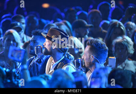 Nashville, TN, Stati Uniti d'America. Il 6 giugno, 2018. 06 Giugno 2018 - Nashville, Tennessee - Tyler Hubbard, Brian Kelley, Florida Georgia linea. 2018 CMT Music Awards tenutosi presso la Bridgestone Arena. Photo credit: Laura Farr/AdMedia Credito: Laura Farr/AdMedia/ZUMA filo/Alamy Live News Foto Stock