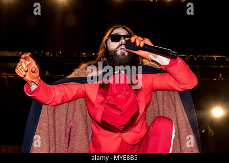 Toronto, Ontario, Canada. Il 6 giugno, 2018. JARED LETO e la sua band "trenta secondi a Marte" ha dato dei calci a fuori il suo 'American il monolito'' Tour a stadio di Budweiser in Toronto. Credito: Igor Vidyashev/ZUMA filo/Alamy Live News Foto Stock