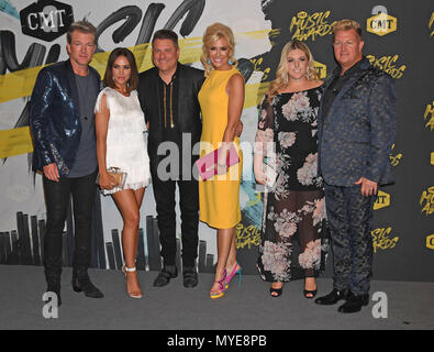 Nashville, TN, Stati Uniti d'America. Il 6 giugno, 2018. 06 Giugno 2018 - Nashville, Tennessee - Joe Don Rooney, Tiffany Fallon, Jay DeMarcus, Allison Alderson, e Gary LeVox, Rascal Flatts. 2018 CMT Music Awards tenutosi presso la Bridgestone Arena. Photo credit: Laura Farr/AdMedia Credito: Laura Farr/AdMedia/ZUMA filo/Alamy Live News Foto Stock