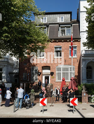 7 giugno 2018, Amburgo, Germania: persone stand al di fuori dell'edificio del Bagno Turco al consolato generale. La gente turca che vive in Germania possono esprimere il loro voto per il bagno turco le elezioni presidenziali e parlamentari dal 7 al 19 giugno. Foto: Markus Scholz/dpa Foto Stock